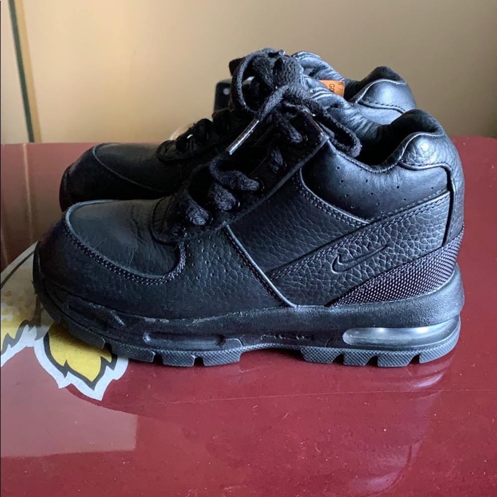 Sleek Black Nike Acg boot